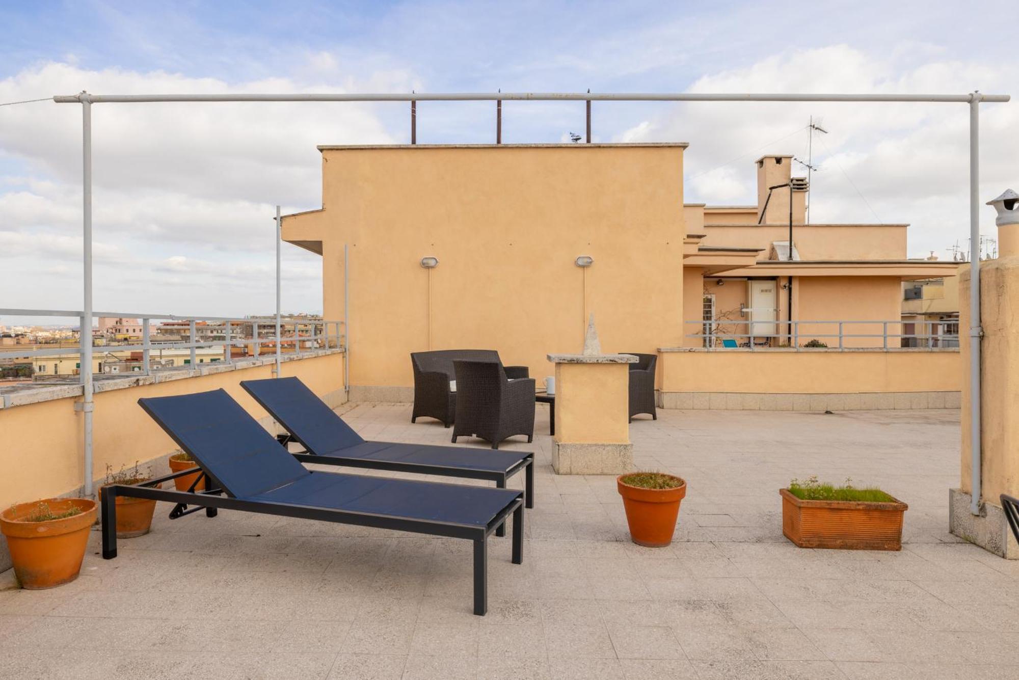 רומא Top Floor Apt With Rooftop Terrace Near St. Peter מראה חיצוני תמונה