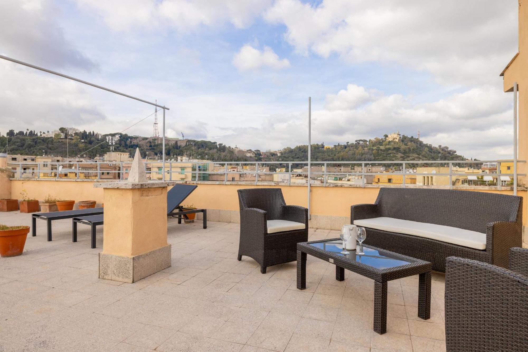 רומא Top Floor Apt With Rooftop Terrace Near St. Peter מראה חיצוני תמונה