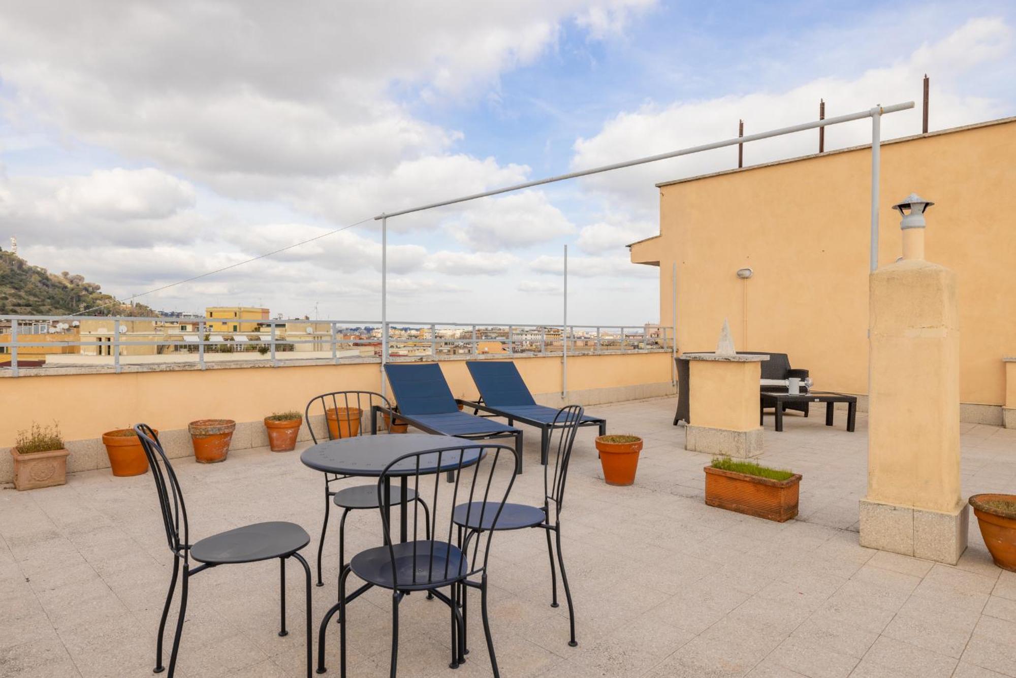 רומא Top Floor Apt With Rooftop Terrace Near St. Peter מראה חיצוני תמונה