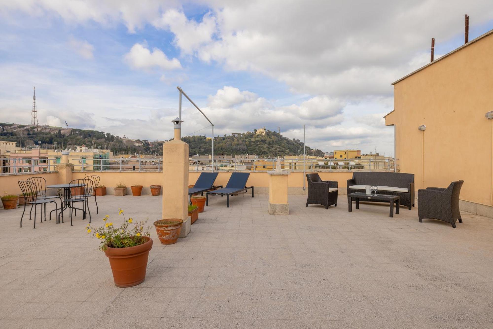 רומא Top Floor Apt With Rooftop Terrace Near St. Peter מראה חיצוני תמונה
